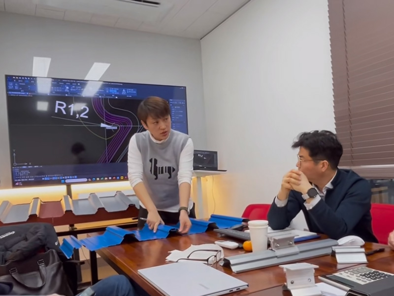 跳出 “内卷” 漩涡！太阳集团tcy8722冷弯联合韩方研发光伏屋面板型，迈向绿色能源新时代